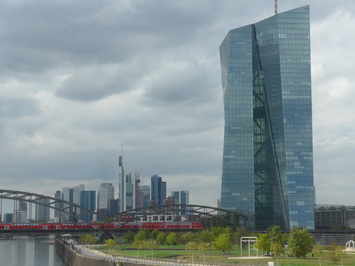 Boersenbeier's tweet photo. #ecb  Der Zinswahnsinn der Europäischen Zentralbank EZB (Foto) muss aufhören. Selbst die staatliche Rentenkasse #DRV stöhnt unter Millionen-Minuszinsen. Private Sparbücher leiden unter Kaufkraftschwund. Schlimm: Niemand regt sich auf; kein Sozi, kein Grüner, kein Christdemokrat. https://t.co/OAXHpI68JV