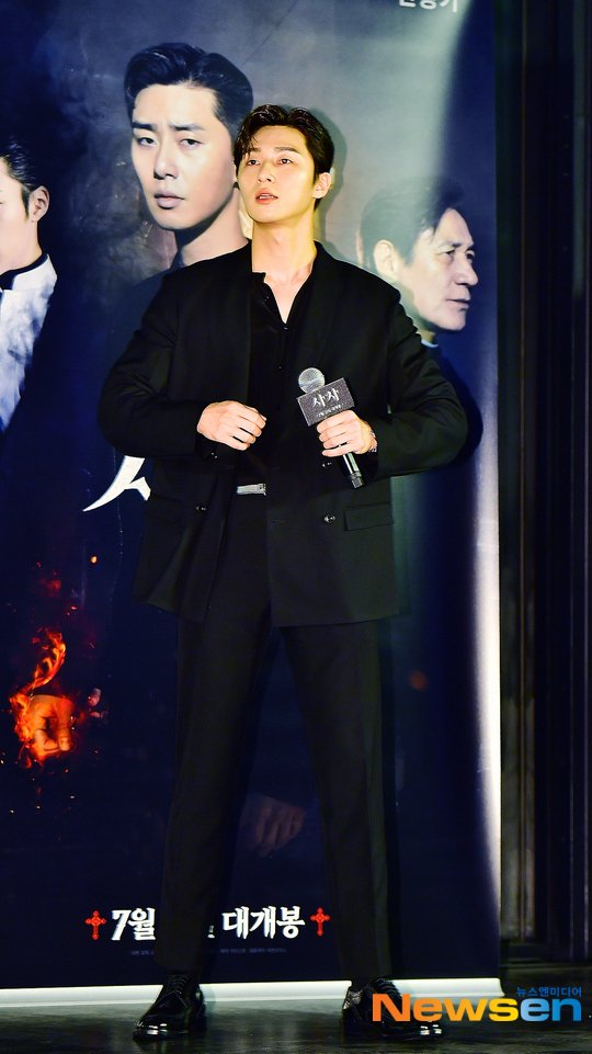 sojjuny88's tweet photo. 박서준 X 영화 사자 
매번 봐도 봐도 짜릿한 기럭지샷!! 다리만 이메다 ㅠㅠ https://t.co/XtZMzWw6xJ