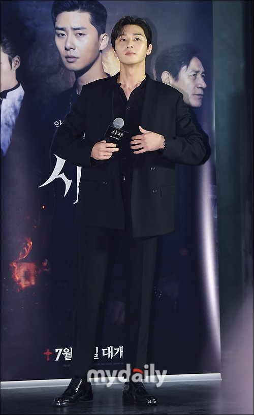sojjuny88's tweet photo. 박서준 X 영화 사자 
매번 봐도 봐도 짜릿한 기럭지샷!! 다리만 이메다 ㅠㅠ https://t.co/XtZMzWw6xJ