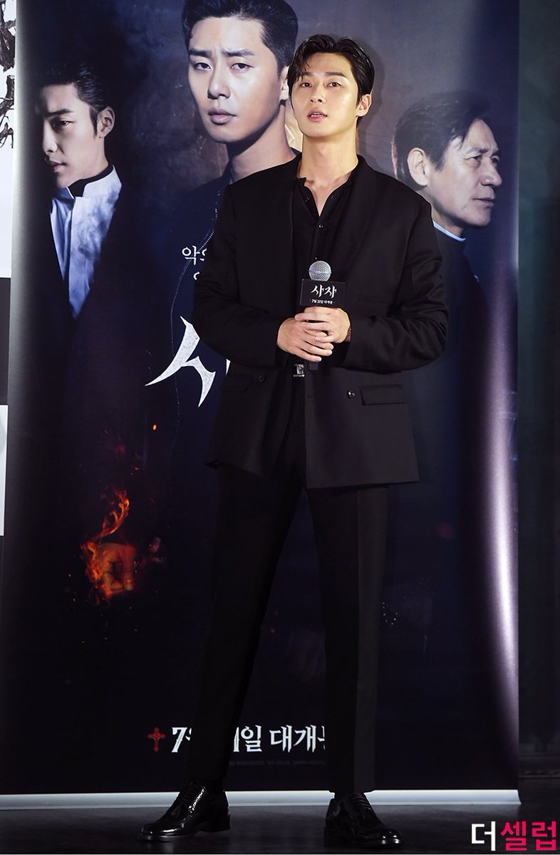 sojjuny88's tweet photo. 박서준 X 영화 사자 
매번 봐도 봐도 짜릿한 기럭지샷!! 다리만 이메다 ㅠㅠ https://t.co/XtZMzWw6xJ