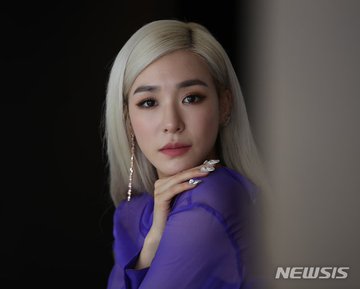 [PHOTO] Tiffany Young Newsis Interview Photo EAt9ntXUcAcbCYV?format=jpg&name=360x360