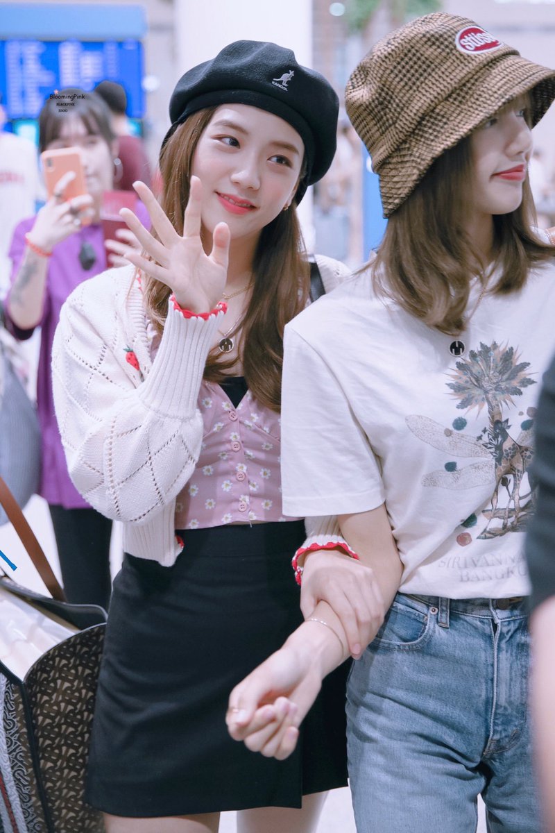 peariesm's tweet photo. So adorable 🙆 #lisoo https://t.co/eHIchGngeL