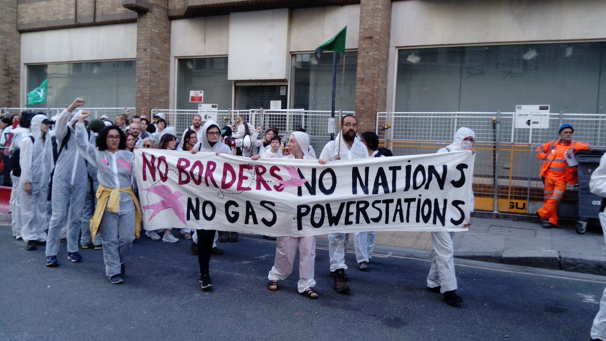 No gas power stations. Not here, not anywhere. #PowerBeyondBorders is chanting anti capitalista.