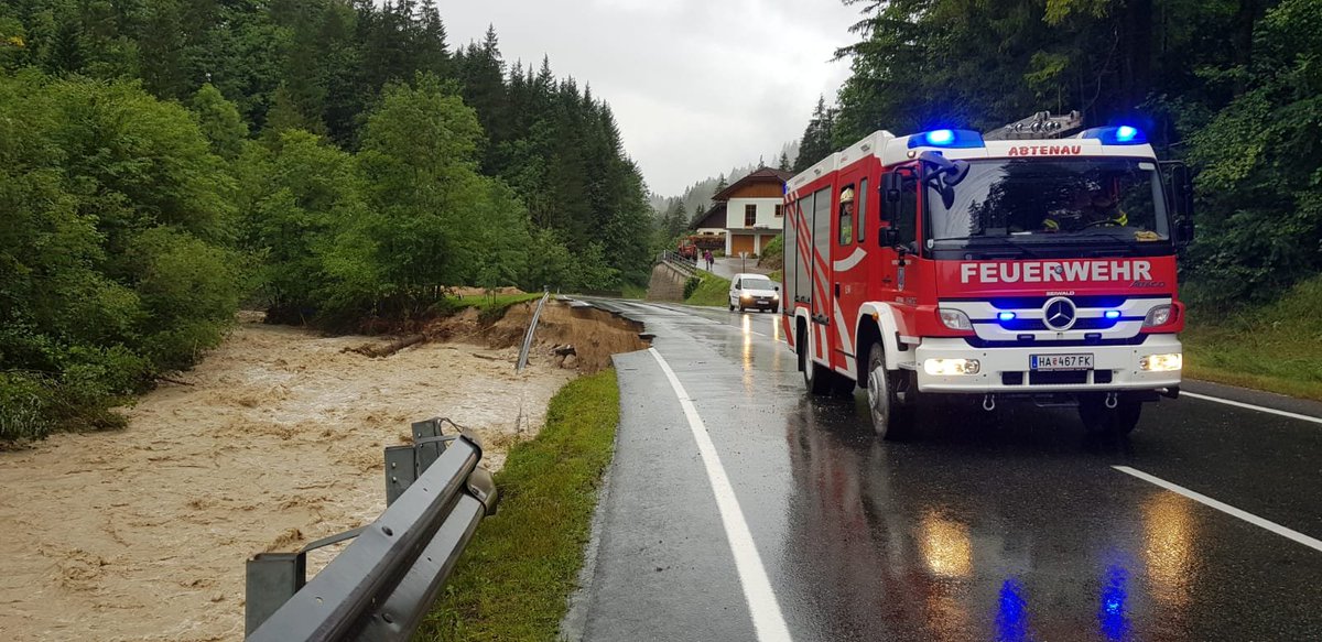 FreiwilligenWeb's tweet photo. Vielen Dank an ALLE Freiwilligen Helferinnen und Helfer, die gemeinsam die Hochwassersituation in Salzburg so hervorragend meistern! 

Berichterstattung des @LFV_Salzburg: https://t.co/rJKAwL8Fn9 

Fotocredit an: FF Abtenau https://t.co/jN8Q5m86SN