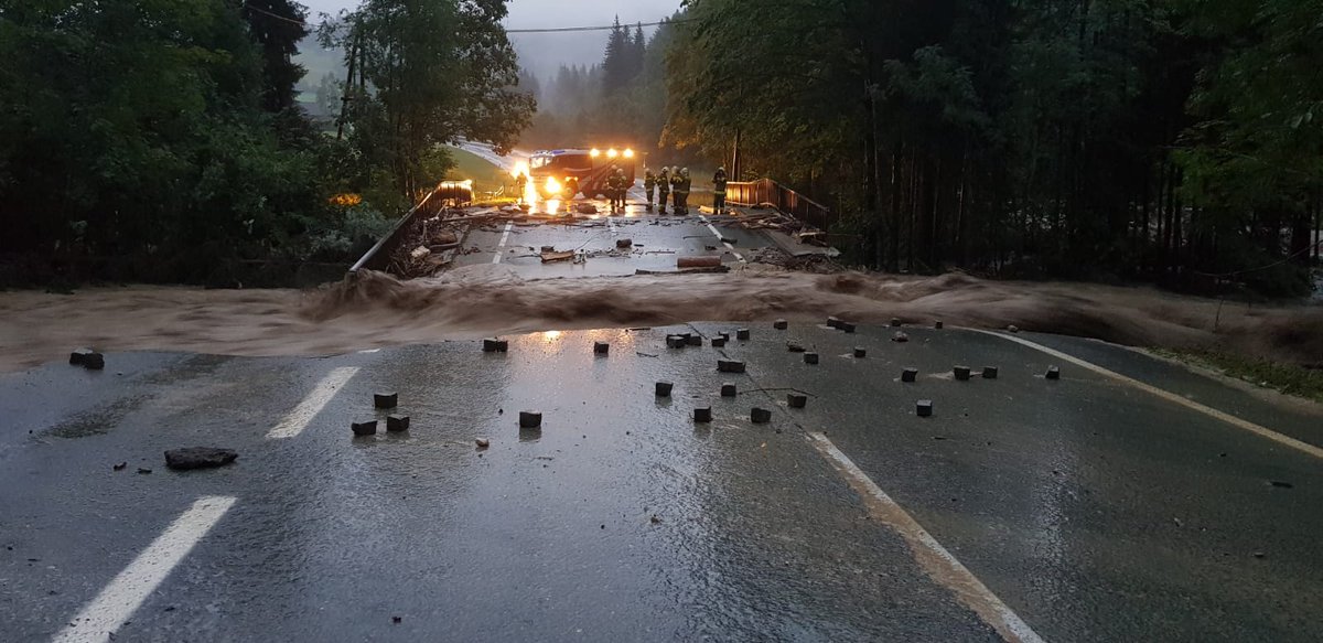 FreiwilligenWeb's tweet photo. Vielen Dank an ALLE Freiwilligen Helferinnen und Helfer, die gemeinsam die Hochwassersituation in Salzburg so hervorragend meistern! 

Berichterstattung des @LFV_Salzburg: https://t.co/rJKAwL8Fn9 

Fotocredit an: FF Abtenau https://t.co/jN8Q5m86SN