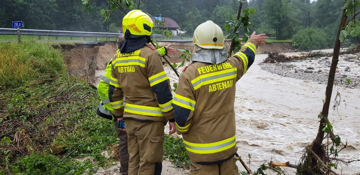 FreiwilligenWeb's tweet photo. Vielen Dank an ALLE Freiwilligen Helferinnen und Helfer, die gemeinsam die Hochwassersituation in Salzburg so hervorragend meistern! 

Berichterstattung des @LFV_Salzburg: https://t.co/rJKAwL8Fn9 

Fotocredit an: FF Abtenau https://t.co/jN8Q5m86SN