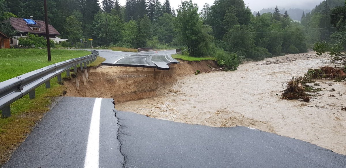 FreiwilligenWeb's tweet photo. Vielen Dank an ALLE Freiwilligen Helferinnen und Helfer, die gemeinsam die Hochwassersituation in Salzburg so hervorragend meistern! 

Berichterstattung des @LFV_Salzburg: https://t.co/rJKAwL8Fn9 

Fotocredit an: FF Abtenau https://t.co/jN8Q5m86SN