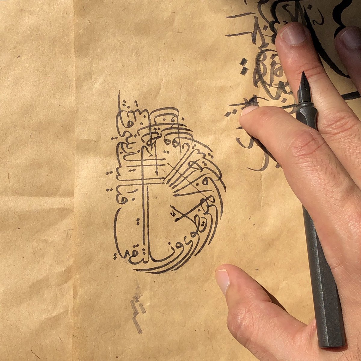 فليت الذي بيني وبينك بابٌ يُطرقُ ..
وليت أطراف الأرض تطوى ونلتقي ..