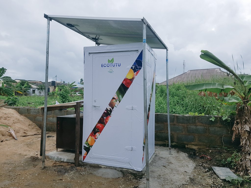 JideOluwase's tweet photo. I am excited to publicly share what my close-knit team at @RenewDrive has been building in the past months, Ecotutu - a low-cost, solar-powered cold storage solution that maximizes perishables shelf-life by more than 3 weeks, especially in power-deficit communities. https://t.co/ChfHKKmmka