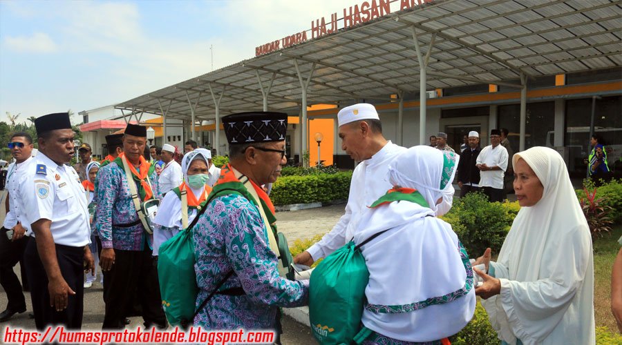 SetdaEnde's tweet photo. Pelepasan Dan Keberangkatan Jamaah Calon Haji Asal Kabupaten Ende Oleh Wakil Bupati Ende Drs. H. Djafar H Achmad,MM di Bandara H. Hasan Aroeboesman Ende Jumad,26 Juli 2019 https://t.co/6BINtjsVSU