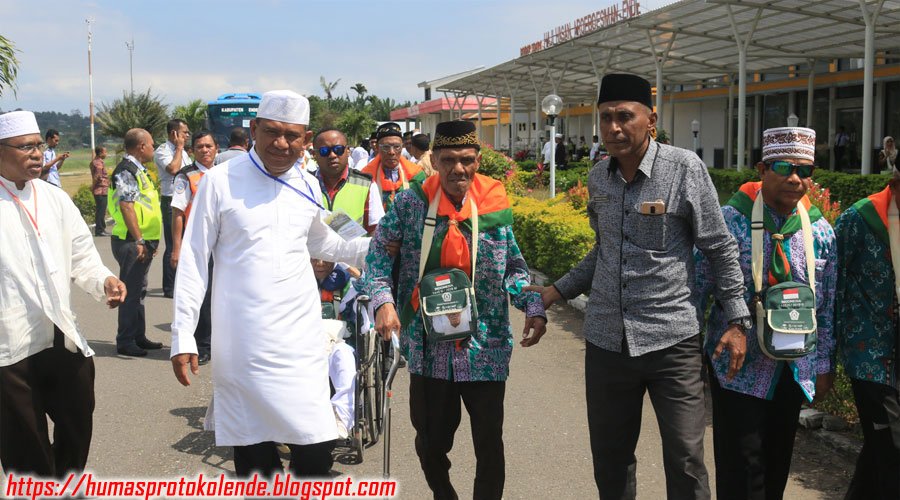 SetdaEnde's tweet photo. Pelepasan Dan Keberangkatan Jamaah Calon Haji Asal Kabupaten Ende Oleh Wakil Bupati Ende Drs. H. Djafar H Achmad,MM di Bandara H. Hasan Aroeboesman Ende Jumad,26 Juli 2019 https://t.co/6BINtjsVSU