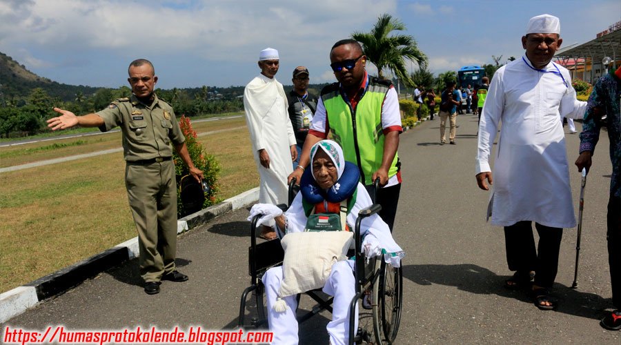 SetdaEnde's tweet photo. Pelepasan Dan Keberangkatan Jamaah Calon Haji Asal Kabupaten Ende Oleh Wakil Bupati Ende Drs. H. Djafar H Achmad,MM di Bandara H. Hasan Aroeboesman Ende Jumad,26 Juli 2019 https://t.co/6BINtjsVSU