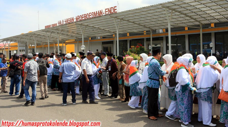 SetdaEnde's tweet photo. Pelepasan Dan Keberangkatan Jamaah Calon Haji Asal Kabupaten Ende Oleh Wakil Bupati Ende Drs. H. Djafar H Achmad,MM di Bandara H. Hasan Aroeboesman Ende Jumad,26 Juli 2019 https://t.co/6BINtjsVSU
