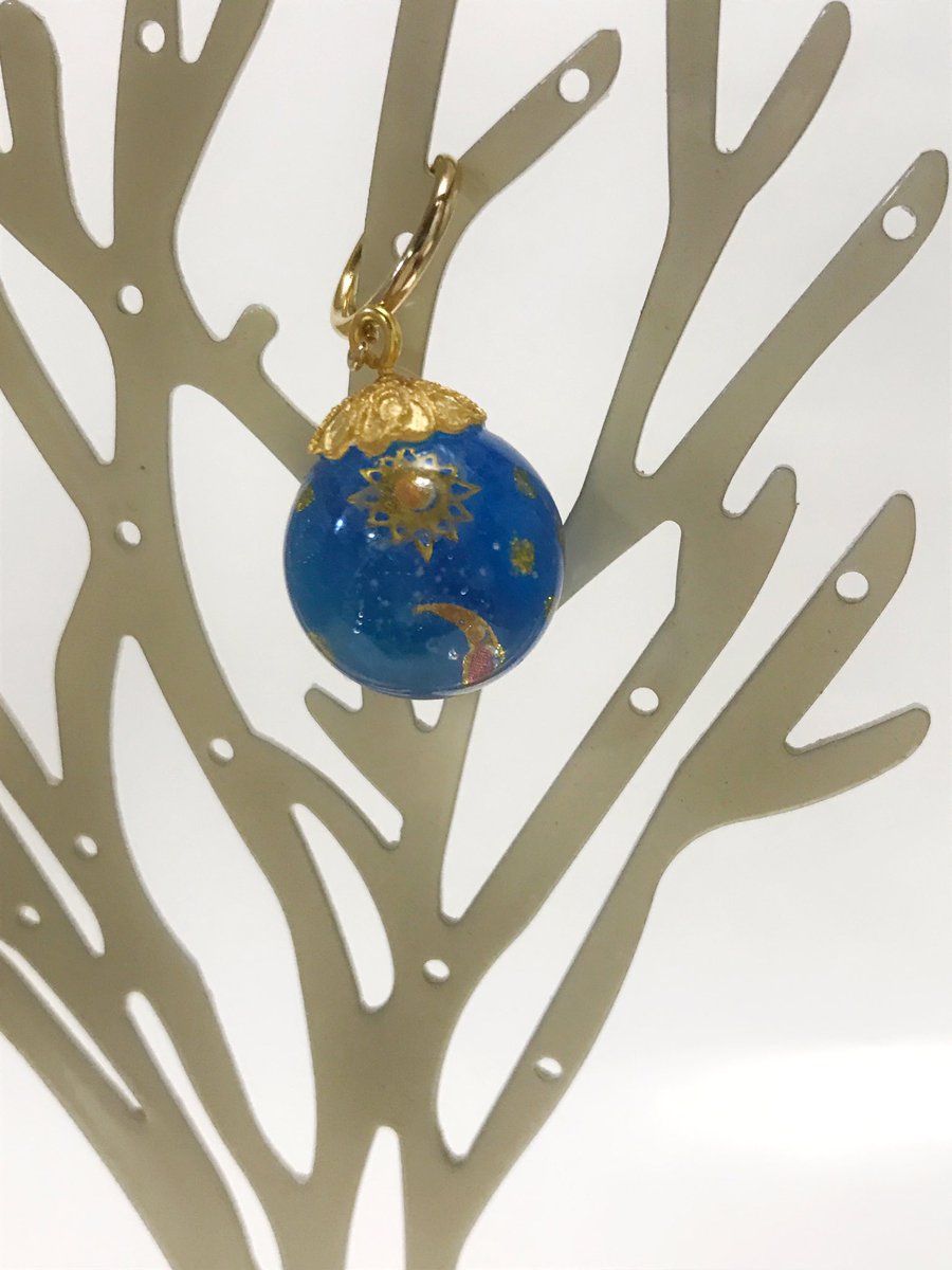 こみくぅ Resin Kobo Comiqoo Room Twitterissa 七つの大罪エリザベスのイヤリングにリベンジしました 中身の太陽と月はキャンドゥさんのネイルシール 金具は貴和製作所さんです これ1つ作るのかなり大変だから原作に沿って片耳にしようかな 七つの大罪 エリザベス