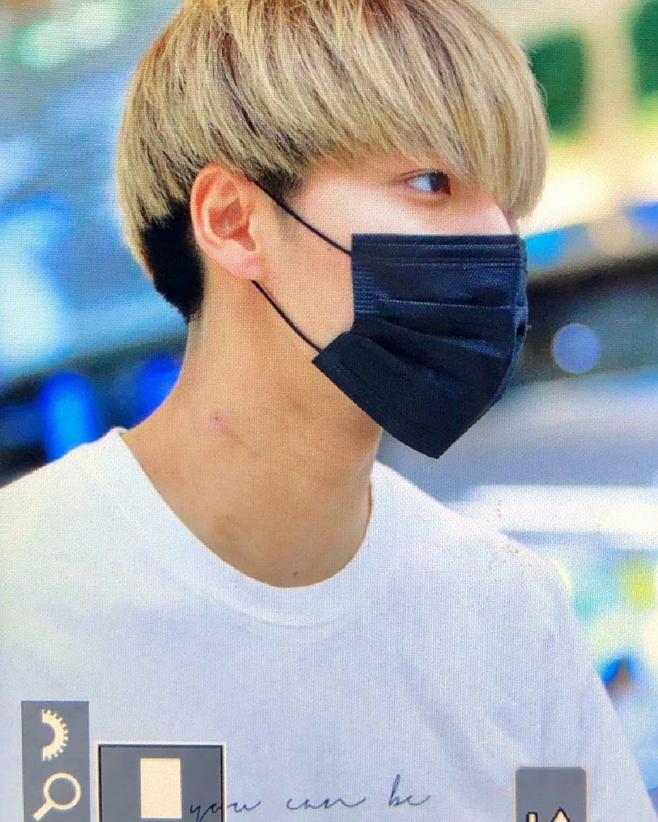 iKONIC_Julie's tweet photo. WHAT IS HE DOING OUT! HE SHOULD BE AT HOME RESTING!!! KQ!! #LetATEEZRest LOOK AT HIS FREAKING ELBOWS!??!?! WHAT'S GOING ON!!!😡😡😡 https://t.co/5ztUy6IGsF
