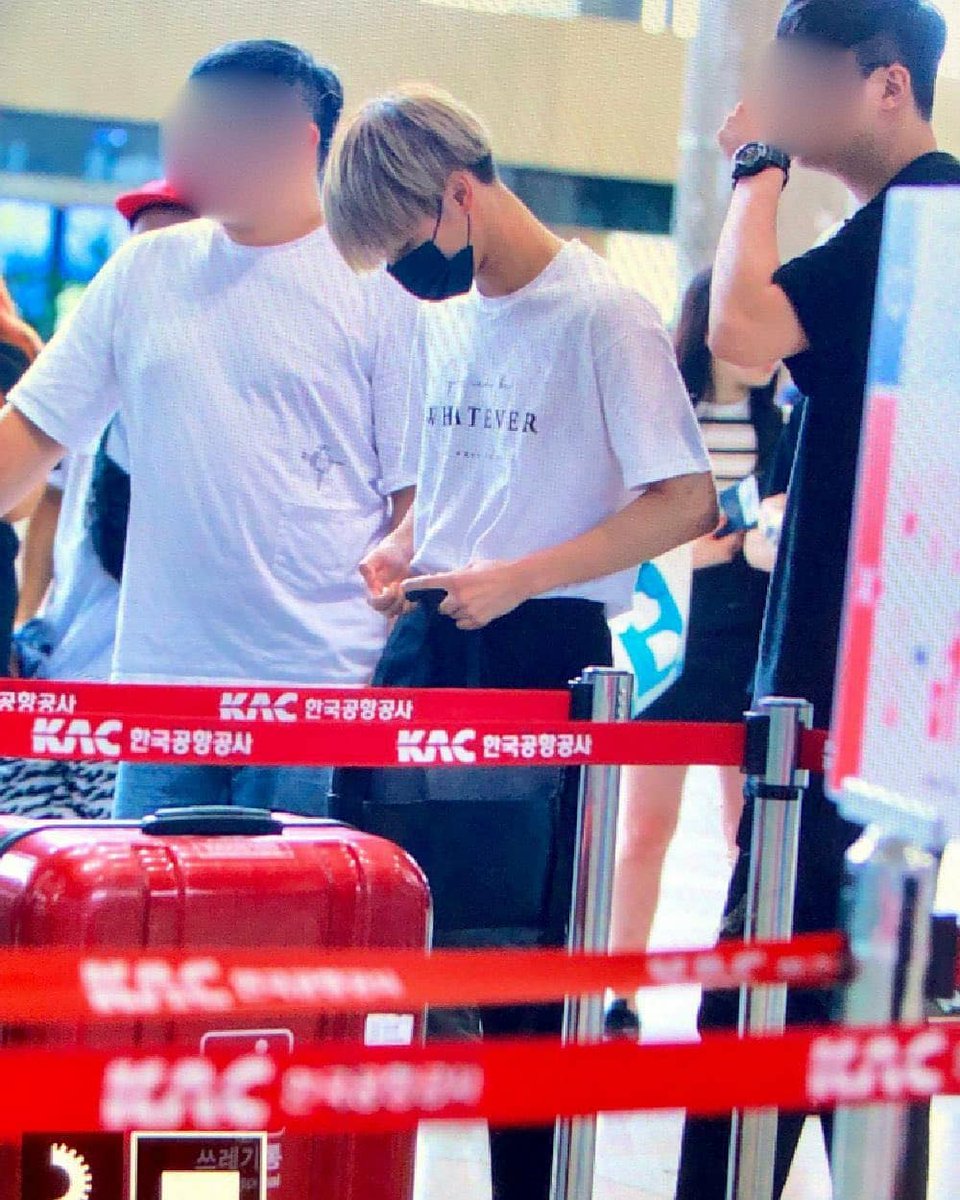 iKONIC_Julie's tweet photo. WHAT IS HE DOING OUT! HE SHOULD BE AT HOME RESTING!!! KQ!! #LetATEEZRest LOOK AT HIS FREAKING ELBOWS!??!?! WHAT'S GOING ON!!!😡😡😡 https://t.co/5ztUy6IGsF