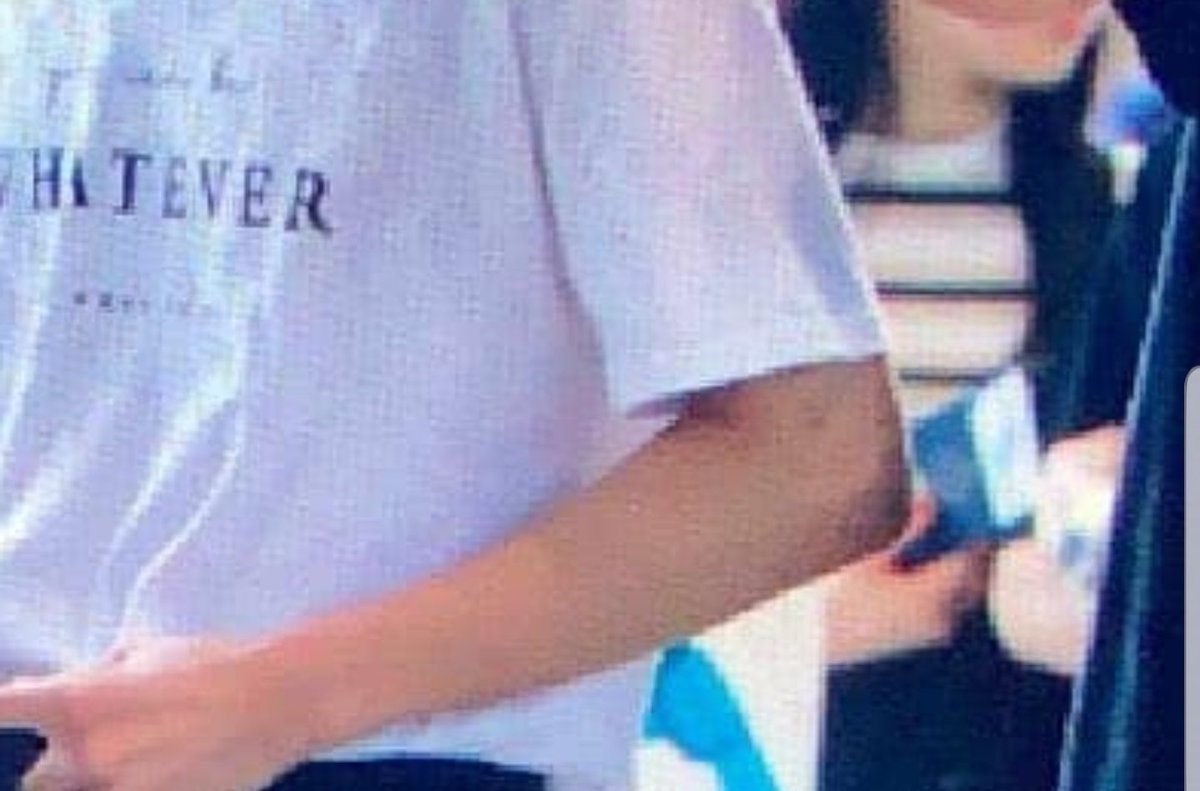 iKONIC_Julie's tweet photo. WHAT IS HE DOING OUT! HE SHOULD BE AT HOME RESTING!!! KQ!! #LetATEEZRest LOOK AT HIS FREAKING ELBOWS!??!?! WHAT'S GOING ON!!!😡😡😡 https://t.co/5ztUy6IGsF