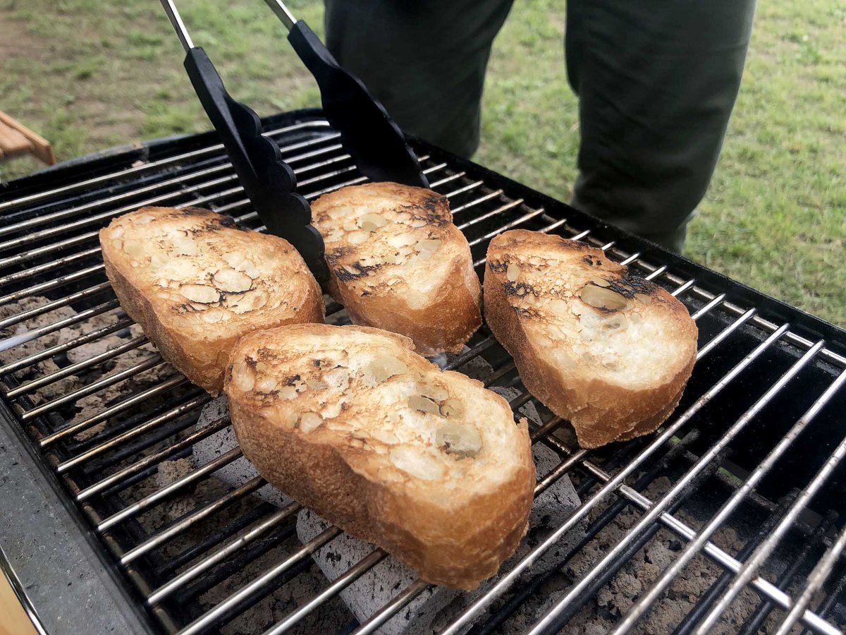 ドンク On Twitter Bbqでフランスパンを焼く方法 両面約15秒ずつ焼くだけで 皮はパリっと 中はもちもち 肉や野菜をのせたり アヒージョにつけたり そのままでも絶品ですよ Https T Co 72hgrtc3d5 Twitter