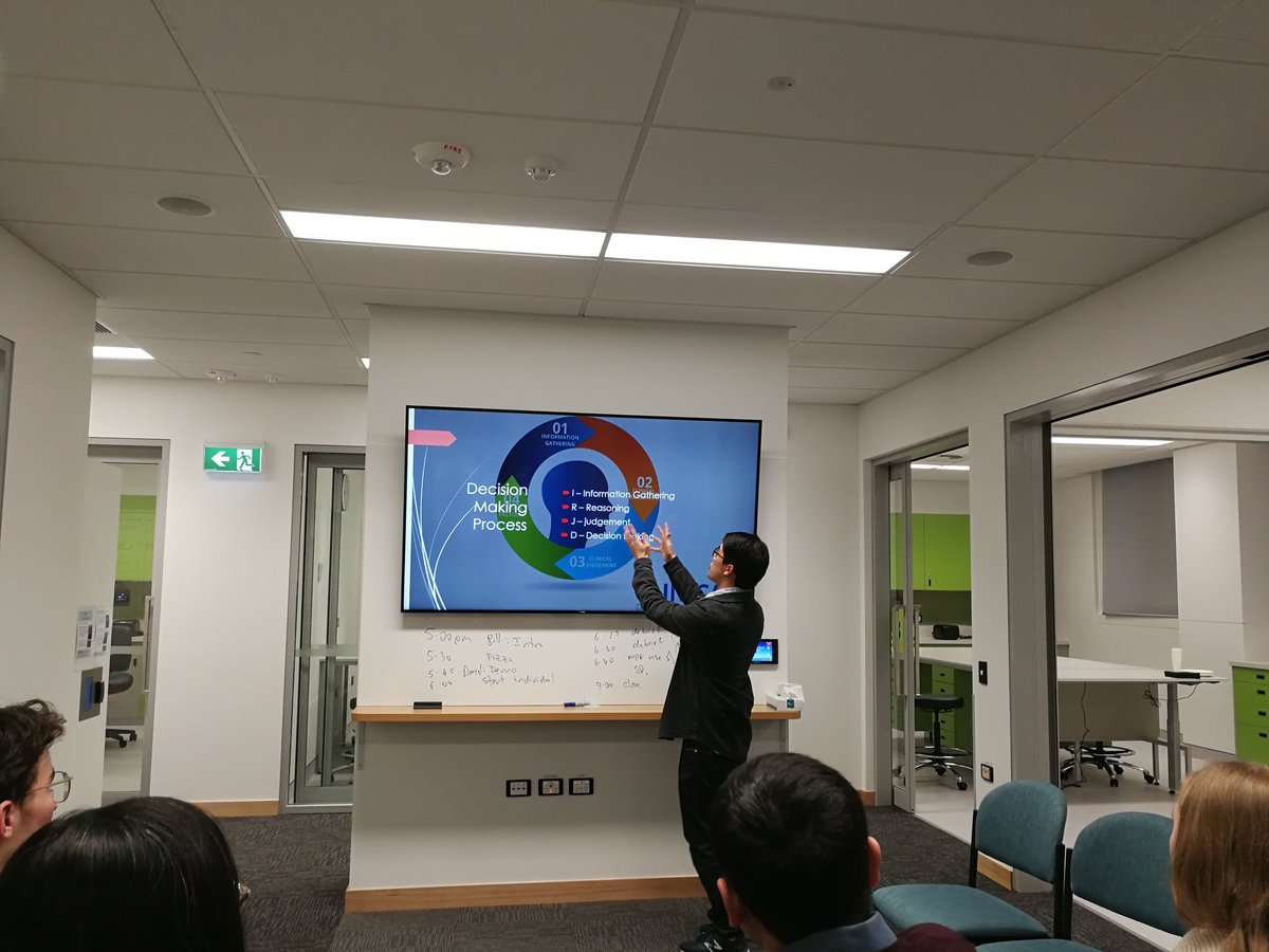 AynsleyKiwi's tweet photo. Our elective students tutoring their medical and pharmacy peers in therapeutic decision-making #TD-M. Looking at multi-prof learning using #SIMPHARM. Collaborative learning. Exciting! 👍 @SDuffull @OtagoPharmacy https://t.co/lp0QVsSKW0