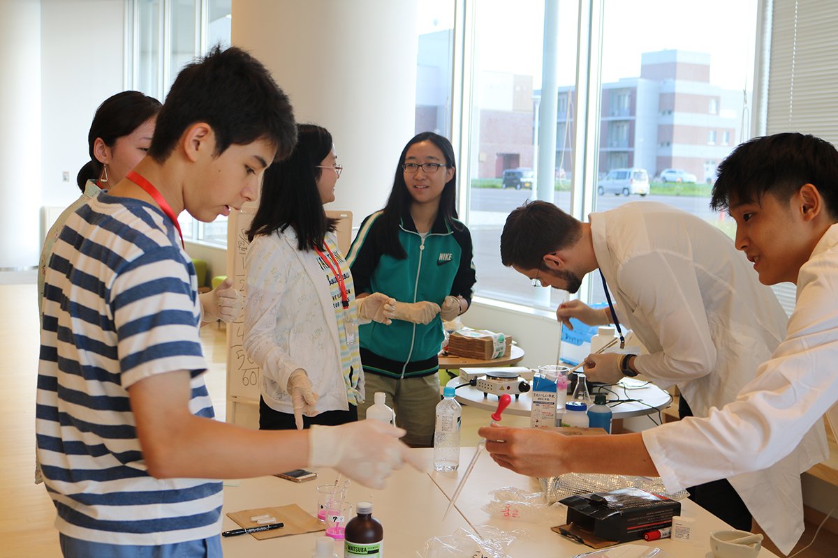 HokkaidoUni's tweet photo. School students from various countries are working on an assigned problem. This is part of Manai Summer Program, a 9-day science course run by Manai Institute of Science and Technology (ISSJ Inc.) teamed up with Hokkaido University.
#Manai #SummerShool #Science https://t.co/Z2ZdL25PTz