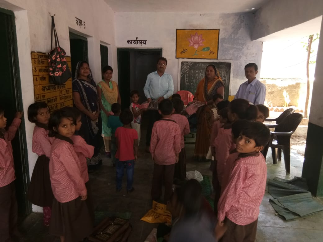 UpsrlmH's tweet photo. उ0प्र0 राज्य ग्रामीण आजीविका मिशन जनपद हमीरपुर विकासखण्ड सरीला अतौली मंे स्वयं सहायता समूह की महिलाओं के द्वारा स्कूल ड्रेस वितरण कार्यक्रम किया गया। https://t.co/ngiZpp7CzO