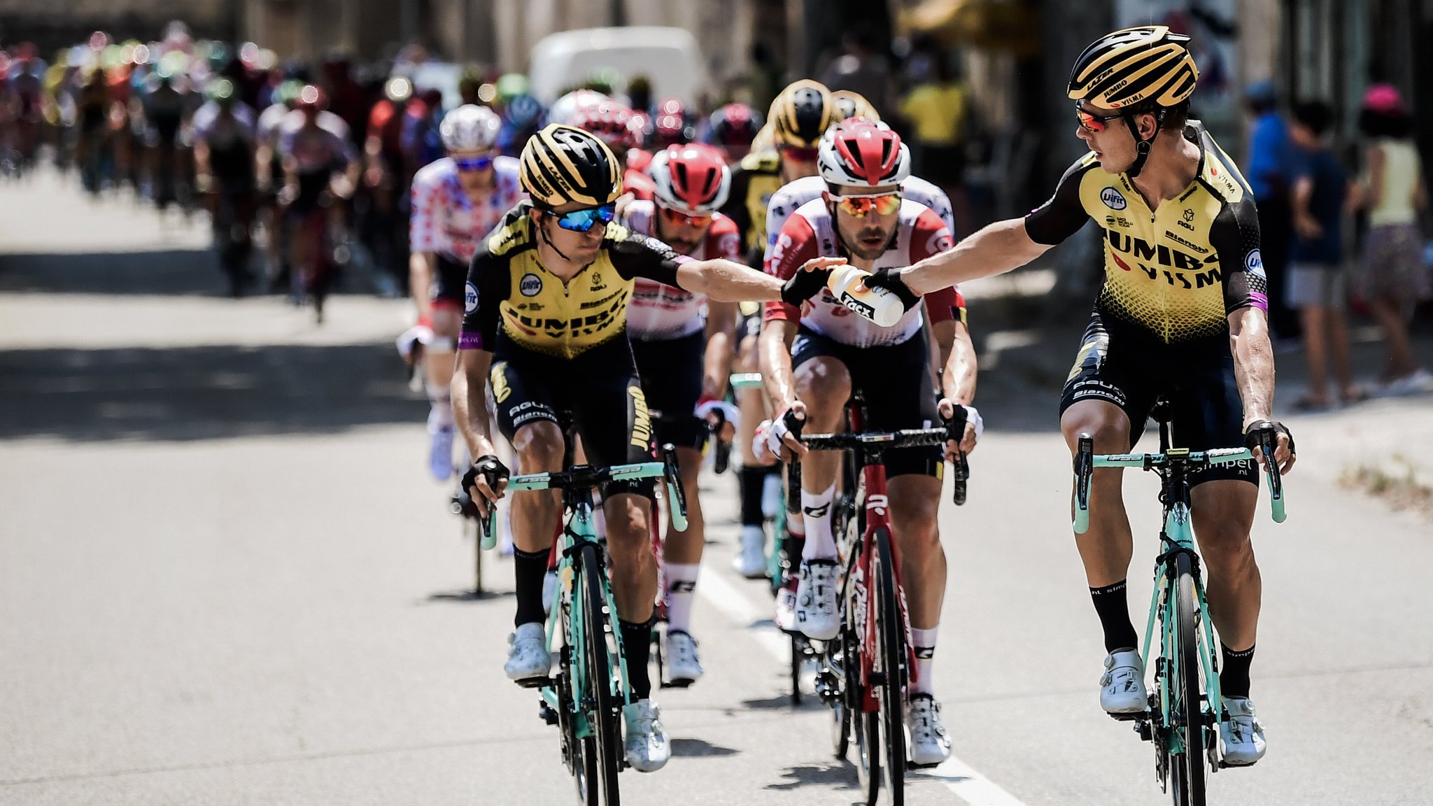 Tour De France Jpn ツールドフランス公式 写真で振り返る ツールドフランス 19 第16ステージ 7 23 カレブ ユアン Lts ニーム ニーム フランス 景色 自転車 水分補給 世界遺産 ポン デュ ガール 写真好き Tour De France Jpn ツールドフランス公式 写真で振り返る ツールドフランス 19 第16ステージ 7 23 カレブ ユアン Lts ニーム ニーム フランス 景色 自転車 水分補給 世界遺産 ポン デュ ガール 写真好き