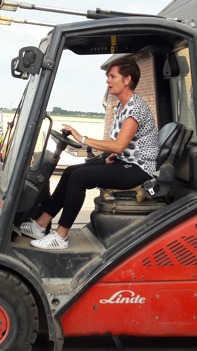 Hendrika0706's tweet photo. Avondje oogsten bij zus op de boerderij 😀 https://t.co/i769h2EDbe