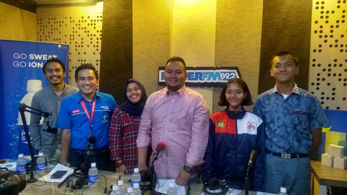 powerfm892's tweet photo. Udah barengan sama @pocariID dan @PPIJP di #powertripleplay yukk Tanya sama mereka tips kuat aktivitas dilapangan tanpa kena dehidrasi... WA ke 0811-855-892 https://t.co/X9TyBYCTTo