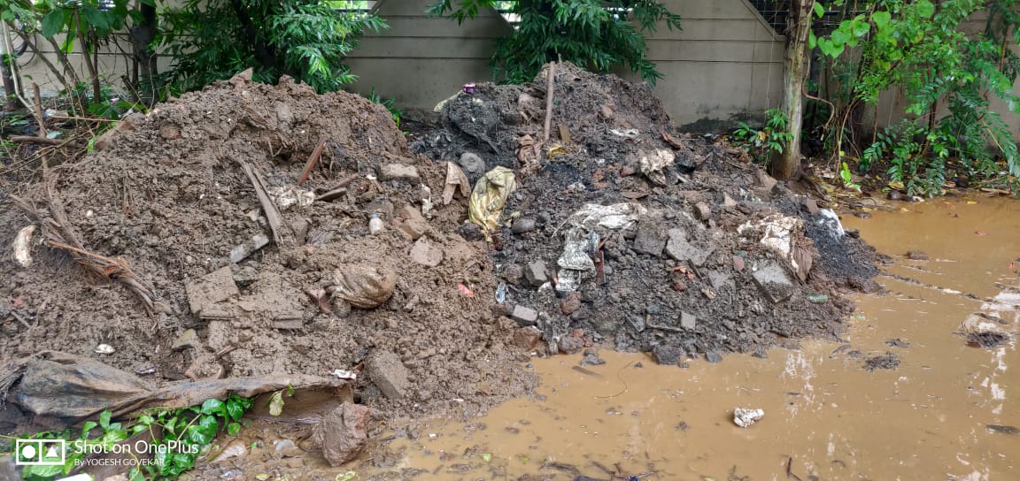 mumbaimatterz's tweet photo. @mybmc @mybmcWardGN @mybmcGardens Can anyone of you please inform why these debris are being dumped by #BMC vans at Gawande Udyan, Bhandar Gully #Mahim. Already it is a illegal car park, Now this? @DighavkarKiran can u plz look into it. https://t.co/PMhUKKWKok