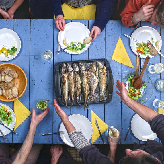 MSCpechedurable's tweet photo. Et si agir pour la 🌎était aussi rapide et simple qu'un bon repas convivial entre ami.e.s ? Pour vos poissons sauvages, privilégiez la #pechedurable avec le #labelMSC ! 🐟

#océan #poisson #JourneeMondialeAmitie #amitie #amis #amies #FriendfshipDay #Journeeinternationaledelamitié https://t.co/p1Rnbqqcpe