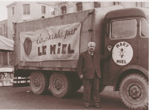 marybenoit8's tweet photo. En 1934, mon grand père lançaît le commerce de son miel sur les marchés de Deauville, puis la Baule. Cet amour des @abeilles et du client, est dans l'ADN de @famillemary 
En, 1987, nous ouvrions notre 1ère boutique à NANTES 
En 2019, notre 30ème point de vente à CANNES https://t.co/YCGO6OArnS