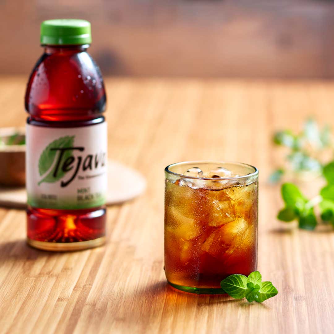 1061KISSFMDFW's tweet photo. #Tejava is unsweetened ice tea that is bold, yet smooth. Picked at peak season, brewed in small batches and available in 4 flavors: Original Black, Peach, Raspberry and Mint! Pick up Tejava at your favorite grocer and find out more at https://t.co/lQpKyJAiqk. #Ad #boldlysmooth https://t.co/AujVFk6yQC
