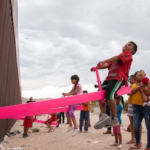 anthonyleroi's tweet photo. Le professeur d’architecture de Berkeley, Ronald Rael, a installé des balançoires pour enfants sur le mur érigé à la frontière entre le Mexique et les États-Unis. https://t.co/w2OjdYwIlu https://t.co/a2MzIZDoQr