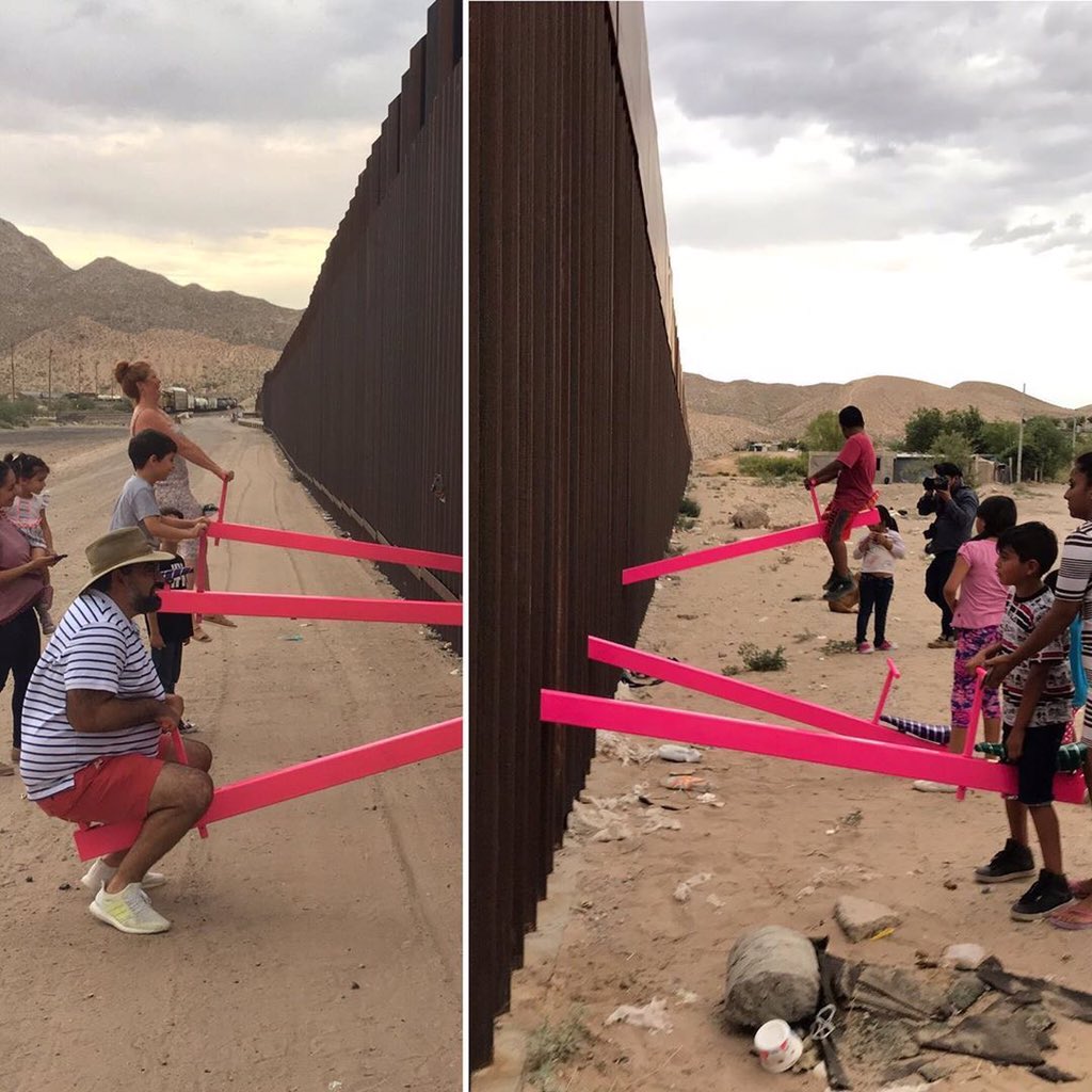 anthonyleroi's tweet photo. Le professeur d’architecture de Berkeley, Ronald Rael, a installé des balançoires pour enfants sur le mur érigé à la frontière entre le Mexique et les États-Unis. https://t.co/w2OjdYwIlu https://t.co/a2MzIZDoQr