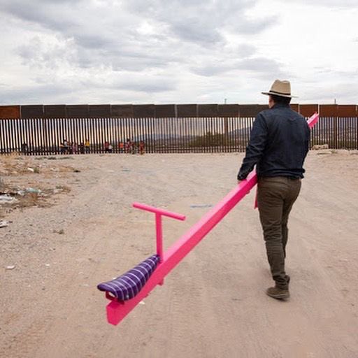 anthonyleroi's tweet photo. Le professeur d’architecture de Berkeley, Ronald Rael, a installé des balançoires pour enfants sur le mur érigé à la frontière entre le Mexique et les États-Unis. https://t.co/w2OjdYwIlu https://t.co/a2MzIZDoQr
