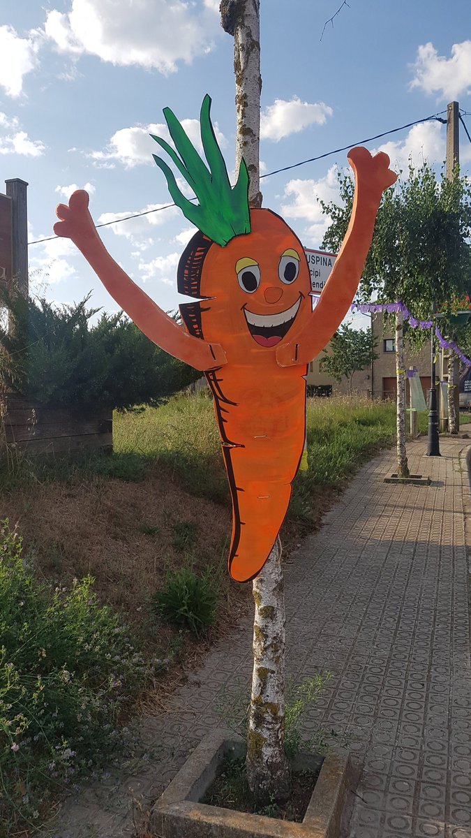 JXCollsuspina's tweet photo. A falta de dos dies per començar la Festa Major el poble ja es van trobant els #Pastaneguts i els #Uberginius
Bona Festa a tothom! https://t.co/0XS6Jpd4KH