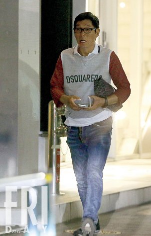 明石家さんまの私服がおしゃれ パーカー Tシャツ 財布 車 靴など全網羅紹介 Slope スロープ