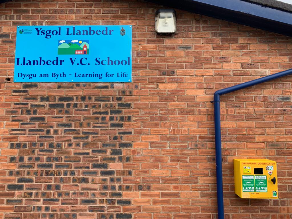 AchubCalon's tweet photo. Mae diffibs yn cael eu gosod mewn ysgolion ardraws y Gogledd. 

Defibs are being placed in schools across the North. 

Dyma rai yn / Here are some at:
1. Ysgol #YsbytyIfan
2. Ysgol #Penmachno
3. Ysgol #Llanbedr

#AchubBywydauCymru
#SaveALifeCymru https://t.co/XEhI3wkrkh