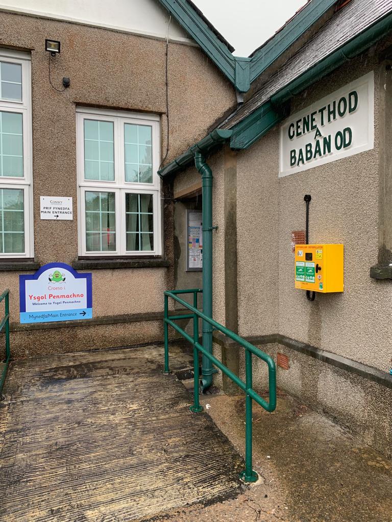 Mae diffibs yn cael eu gosod mewn ysgolion ardraws y Gogledd. 

Defibs are being placed in schools across the North. 

Dyma rai yn / Here are some at:
1. Ysgol #YsbytyIfan
2. Ysgol #Penmachno
3. Ysgol #Llanbedr

#AchubBywydauCymru
#SaveALifeCymru