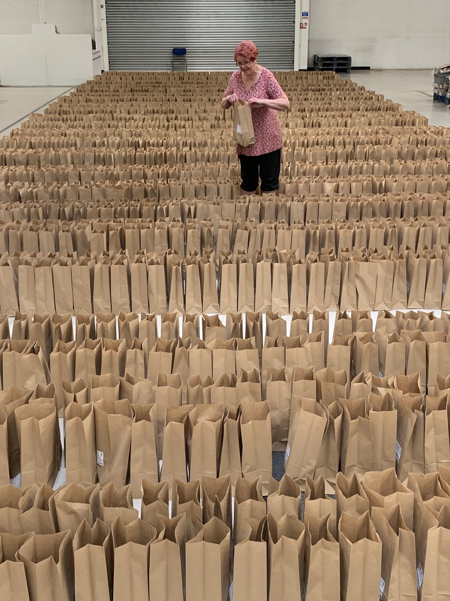 UrbanOutreachUK's tweet photo. Lunch bags 🤗 lunch bags! 🤗... as far as the eye can see. The awesome #BoltonLunches continues day by day - bringing bags of joy to countless children across Bolton https://t.co/BwYv72hxw2