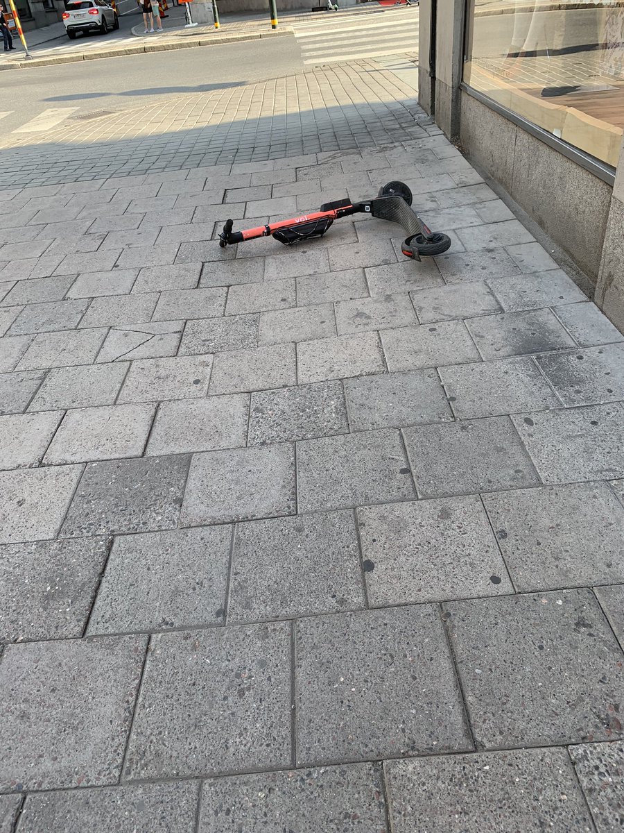 anekdata's tweet photo. Hur galna är människor. En kunde väl åtminstone ställa sparkcyklarna mot väggen. Hemma kan det väl hända att jag lämnar något där jag står och går men skulle aldrig göra det offentligt. Nej till detta i #boras #tänkpåtillgängligheten för alla https://t.co/v5vvYNH73Y