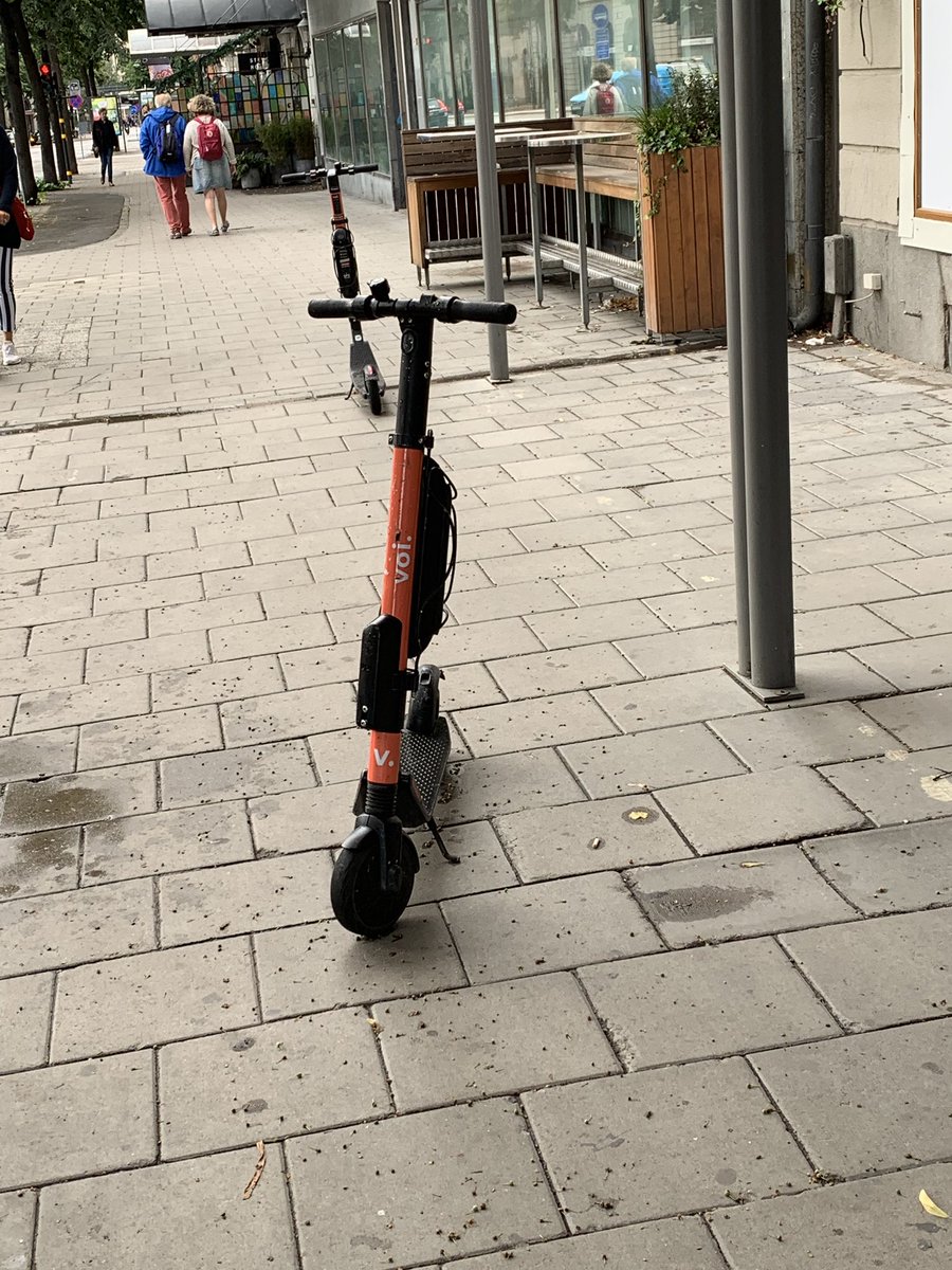 anekdata's tweet photo. Hur galna är människor. En kunde väl åtminstone ställa sparkcyklarna mot väggen. Hemma kan det väl hända att jag lämnar något där jag står och går men skulle aldrig göra det offentligt. Nej till detta i #boras #tänkpåtillgängligheten för alla https://t.co/v5vvYNH73Y