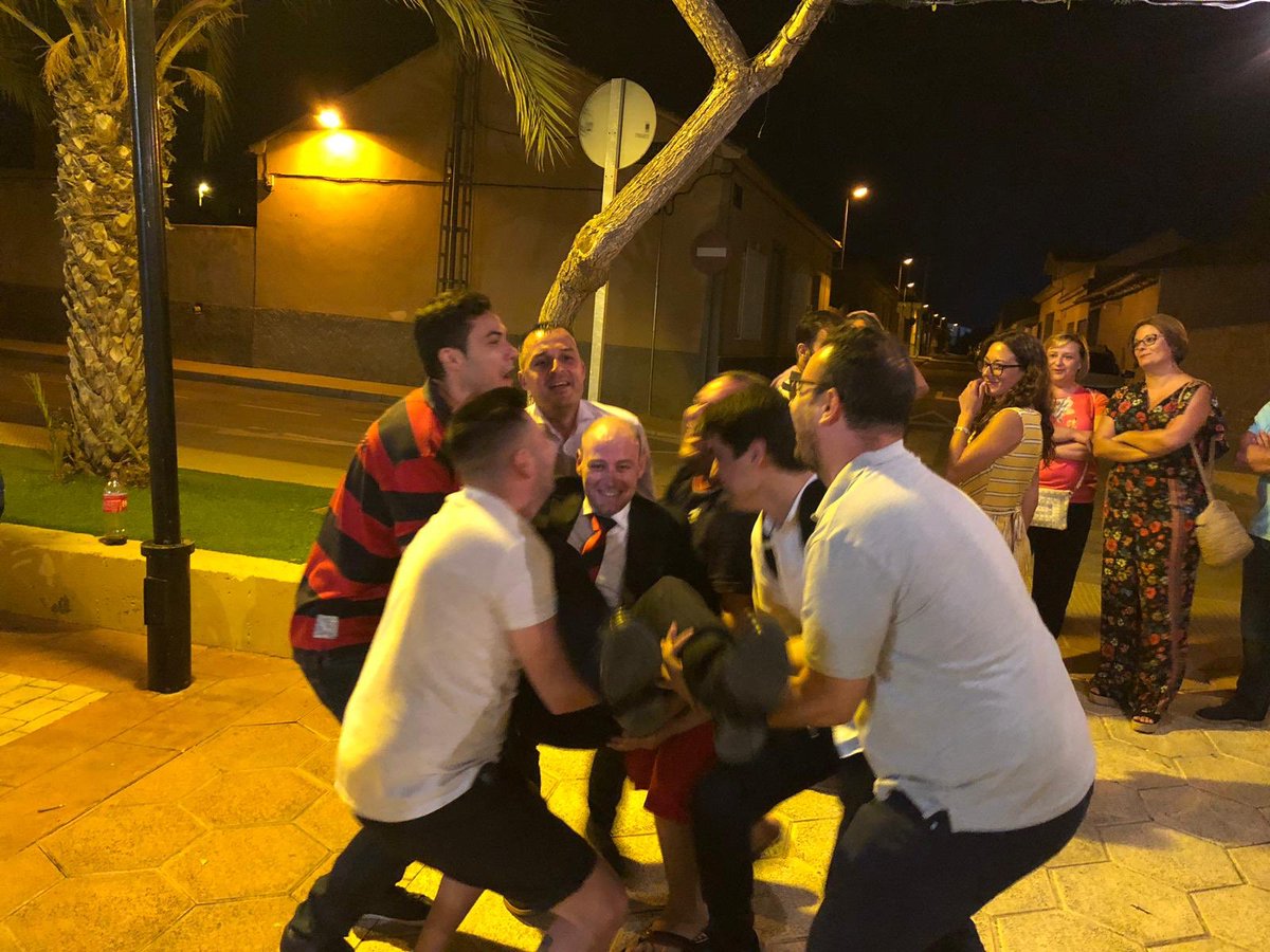 Jose_Burruezo's tweet image. Se les llama amigos, pero en el fondo son familia #Amigos #PP #CompañerosDeVida #Futuro