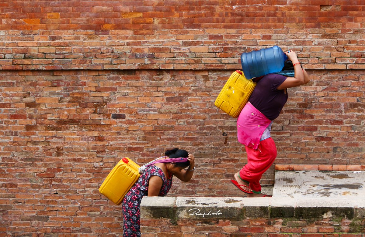 i_m_pra's tweet photo. Nepalese women carries the filled water jars from an ancient water spout inside UNESCO World Heritage Site premise at Patan Durbar Square in Lalitpur, Nepal
#patandurbarsquare #waterscarcity #praphoto https://t.co/gKyNqZ8RLP