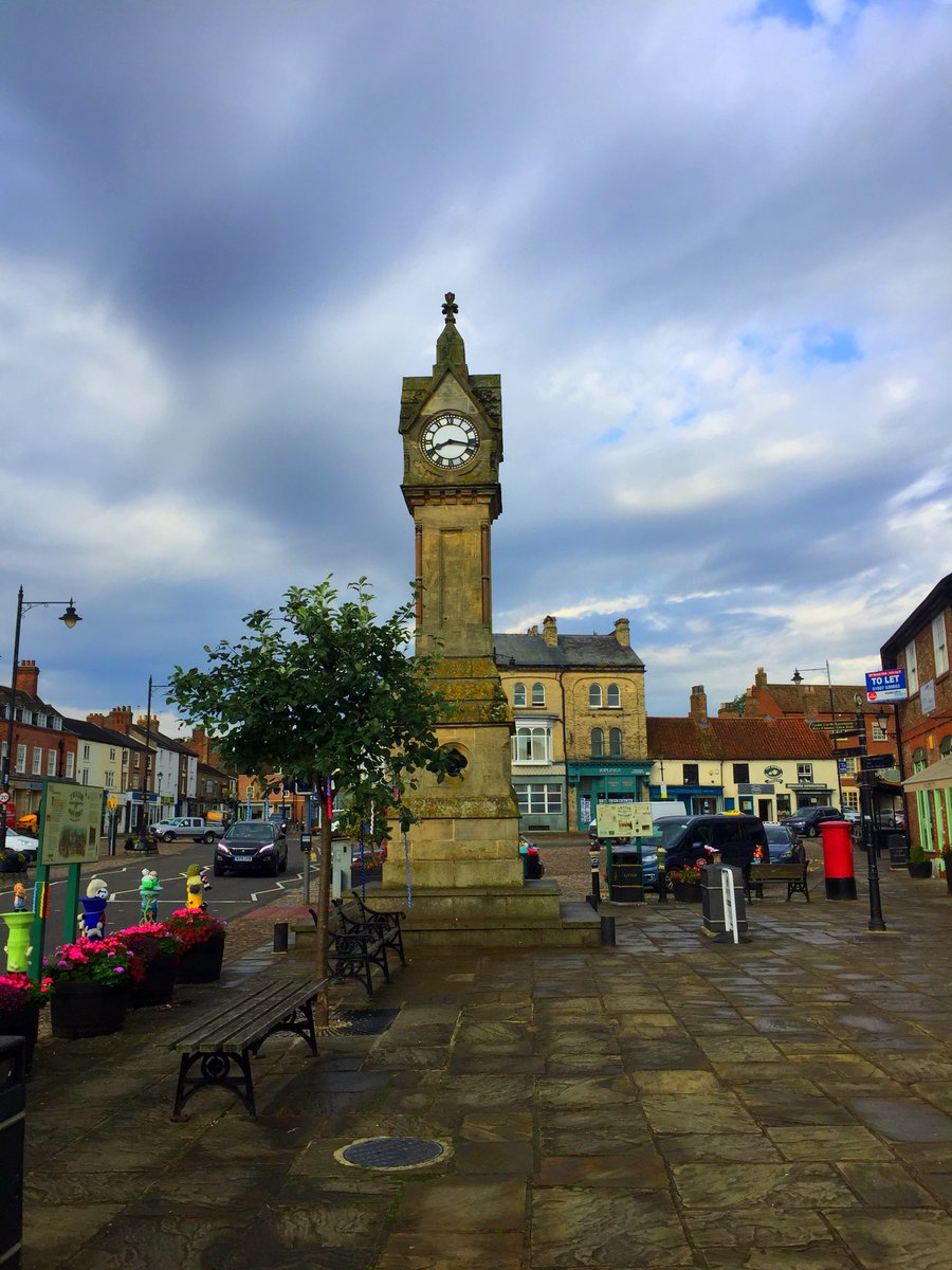 MyFaveBench's tweet photo. Come on Thirsk Lighten up 🤣 #grimupnorth #BenchFans #EmptyBenches #Yorkshire https://t.co/oWUWmICAeQ