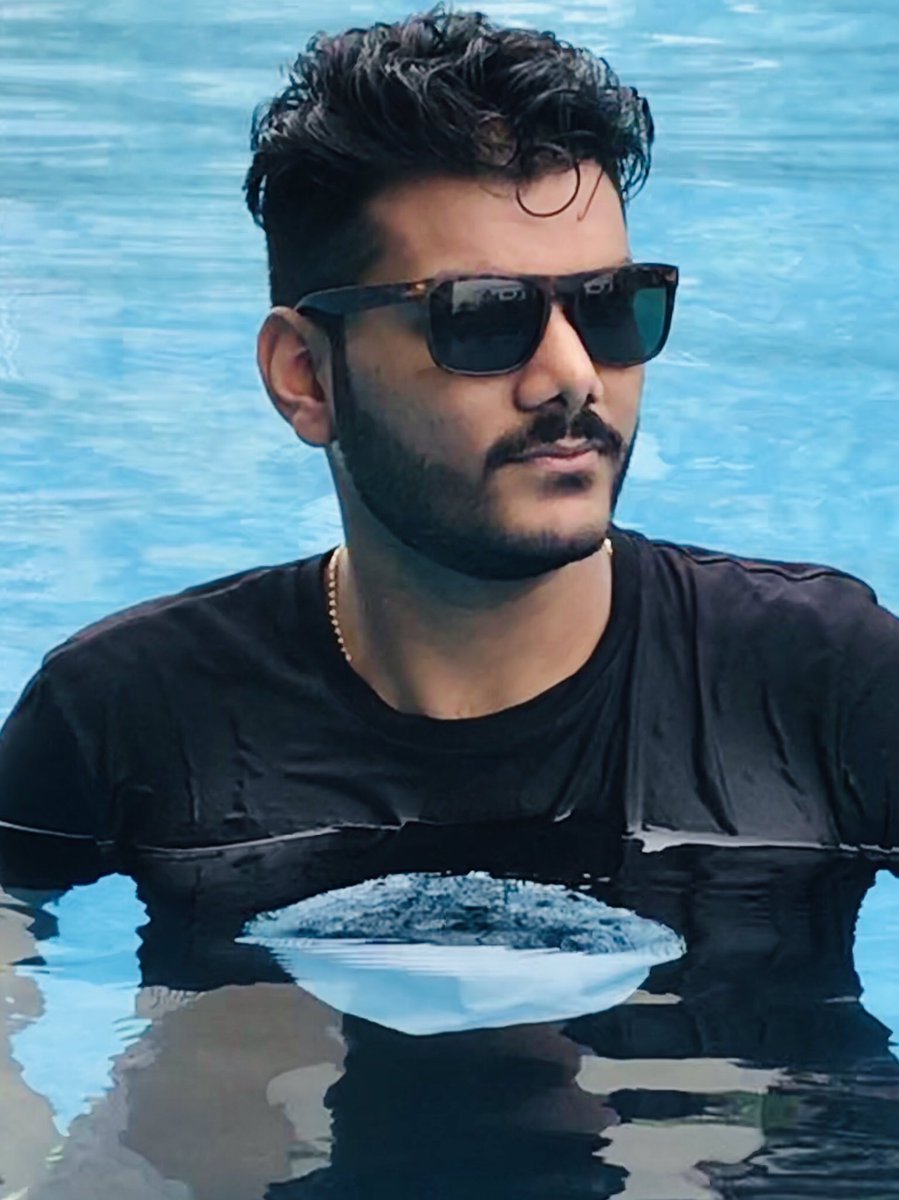 naik9697's tweet photo. #poolside https://t.co/oAI6WTGClj