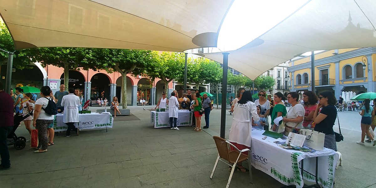 ContraCancerBU's tweet photo. Así de animada estuvo la Plaza Mayor de #ArandaDeDuero el pasado jueves durante las actividades y talleres de #ProtecciónSolar y #CáncerDePiel
👏👏 Muchas gracias a todos los asistentes
@Ocioduero @LaRochePosay_ES #OpticaLens #EnTuPiel https://t.co/UkJ8I31ZOv