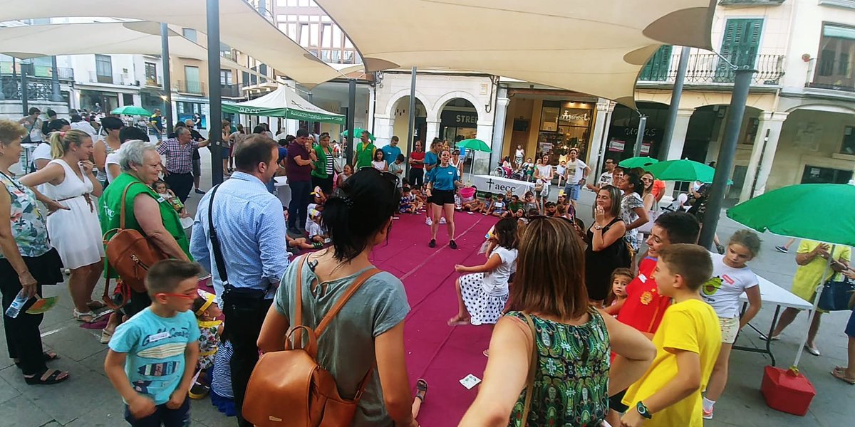 ContraCancerBU's tweet photo. Así de animada estuvo la Plaza Mayor de #ArandaDeDuero el pasado jueves durante las actividades y talleres de #ProtecciónSolar y #CáncerDePiel
👏👏 Muchas gracias a todos los asistentes
@Ocioduero @LaRochePosay_ES #OpticaLens #EnTuPiel https://t.co/UkJ8I31ZOv