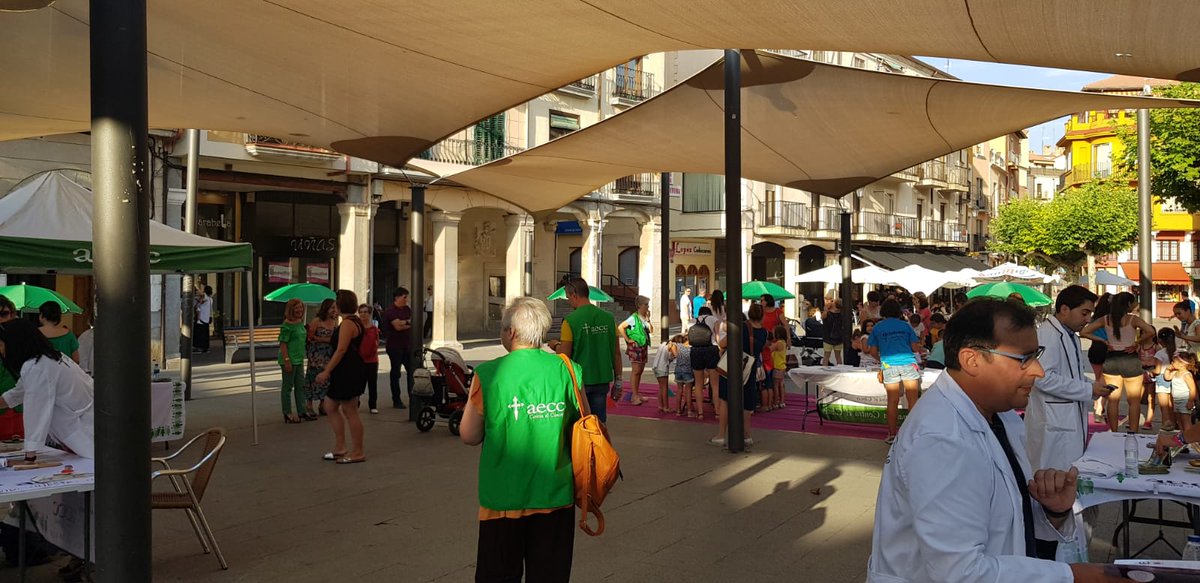 ContraCancerBU's tweet photo. Así de animada estuvo la Plaza Mayor de #ArandaDeDuero el pasado jueves durante las actividades y talleres de #ProtecciónSolar y #CáncerDePiel
👏👏 Muchas gracias a todos los asistentes
@Ocioduero @LaRochePosay_ES #OpticaLens #EnTuPiel https://t.co/UkJ8I31ZOv