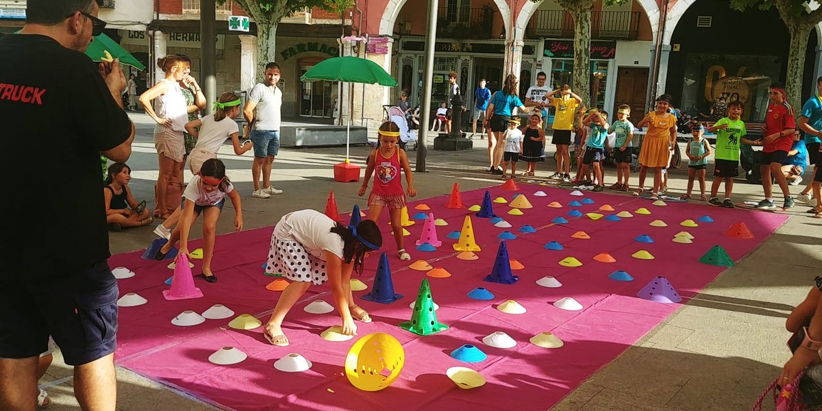ContraCancerBU's tweet photo. Así de animada estuvo la Plaza Mayor de #ArandaDeDuero el pasado jueves durante las actividades y talleres de #ProtecciónSolar y #CáncerDePiel
👏👏 Muchas gracias a todos los asistentes
@Ocioduero @LaRochePosay_ES #OpticaLens #EnTuPiel https://t.co/UkJ8I31ZOv